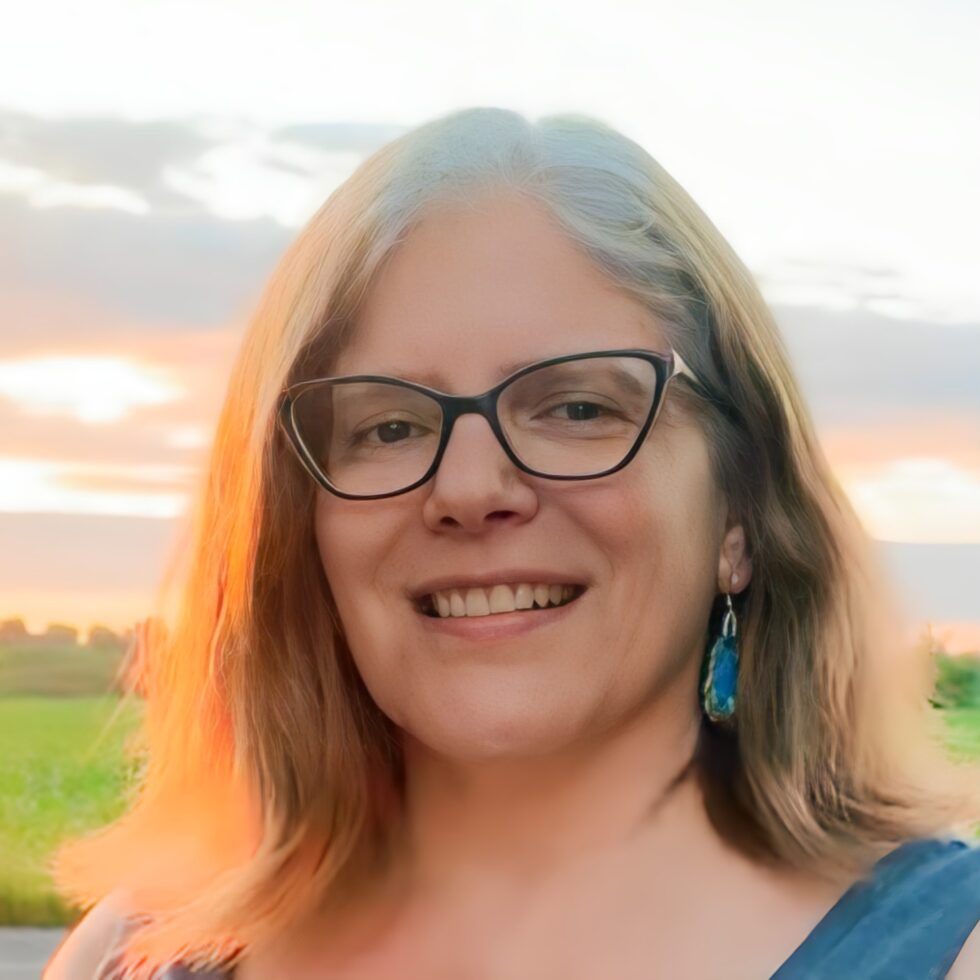 A photo of Kateri Akiwenzie-Damm.